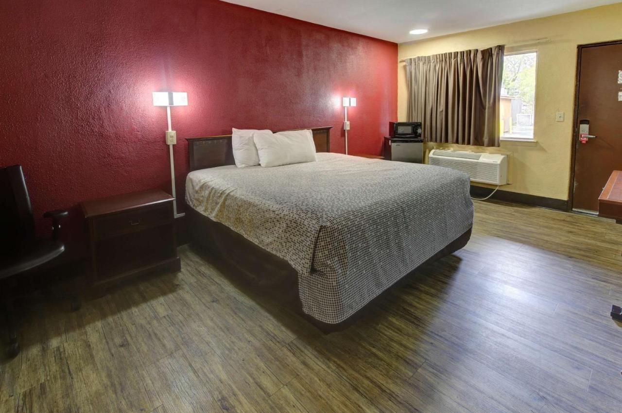 Lodge Econo Town Center