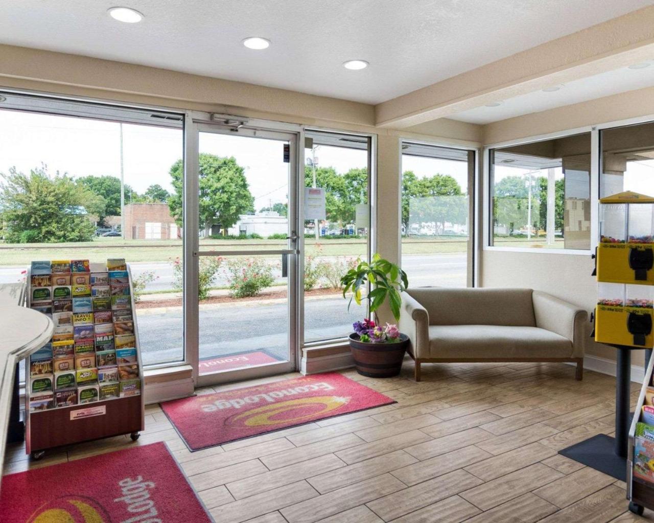 Lodge Econo Town Center *